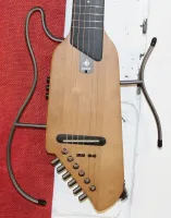 Donner Hush Silent Guitar Headphone Only Guitar Full Kit Inc Bag Accessories Sarum Guitars & Drums 02 - Zum Vergrößern anklicken