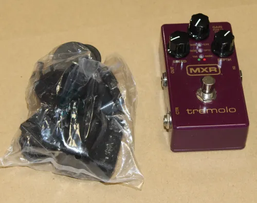 MXR Tremolo Guitar FX Pedal Sarum Guitars Salisbury 04